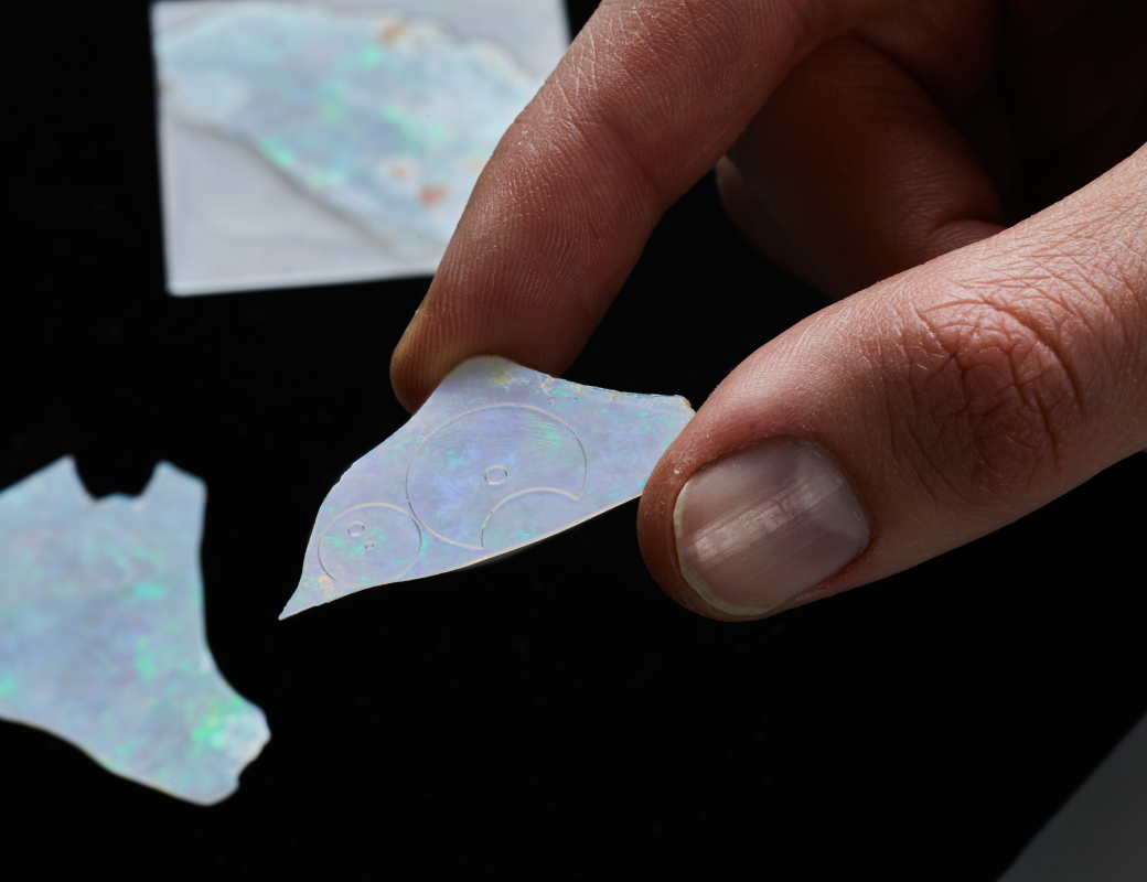 The_outline_of_the_hour-minute_subdial_and_small seconds_of_the_Romain_Gauthier_Insight_Micro-Rotor_Lady_Opal_cut_on_an_opal_slice