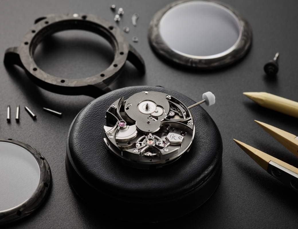 Watchmaker's assembly of the Romain Gauthier Insight Micro-Rotor Squelette Manufacture-Only Carbonium Edition