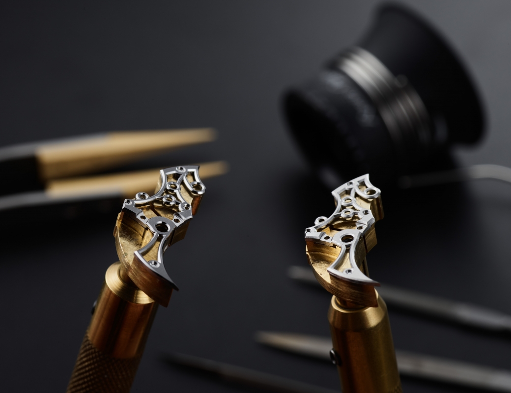 bridge on right that has been bevelled by hand c.f. bridge on left that has been bevelled, softened, smoothed and polished by hand - Romain Gauthier Insight Micro-Rotor Squelette