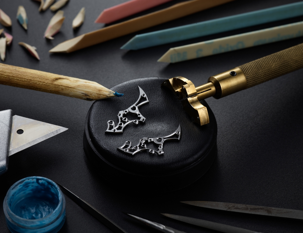 bridge on left that has been bevelled by hand c.f. bridge on right that has been bevelled, softened, smoothed and polished by hand - Romain Gauthier Insight Micro-Rotor Squelette