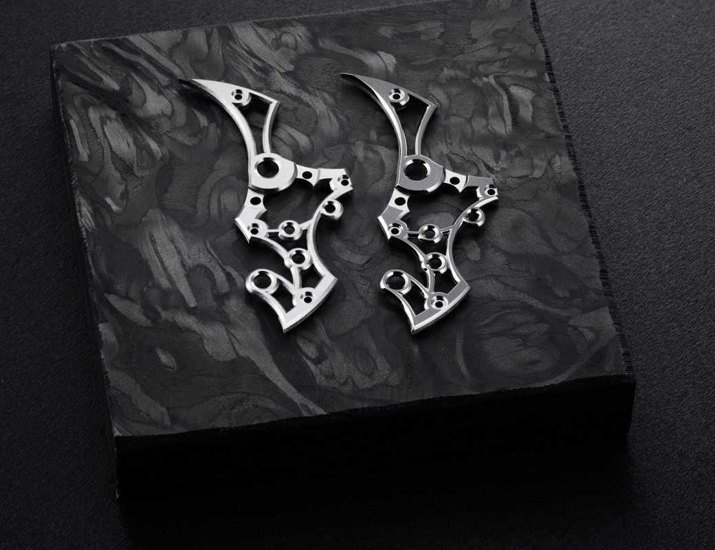 Bridge on the left that has been bevelled by hand c.f. bridge on right that has been bevelled, softened, smoothed and polished by hand - Romain Gauthier Insight Micro-Rotor Squelette Manufacture-Only Carbonium Edition