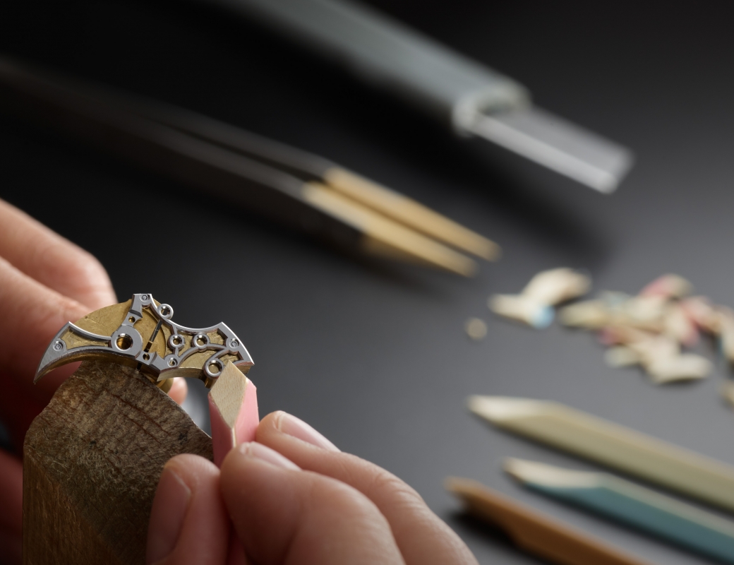 Romain Gauthier angleuse Adeline Audemars softens and smoothes a bridge from Insight Micro-Rotor Squelette using a buff