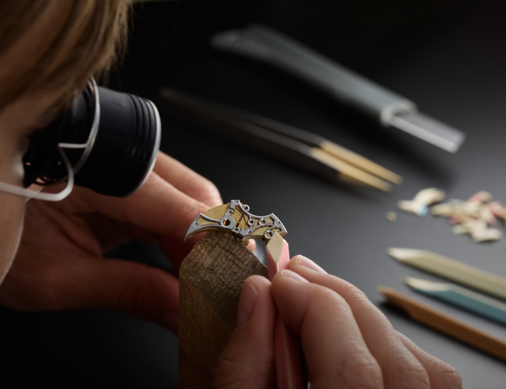Romain Gauthier angleuse Adeline Audemars softens and smoothes a bridge from Insight Micro-Rotor Squelette using a buff