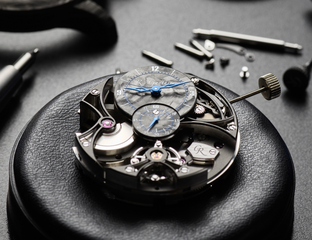Watchmaker's assembly of the Romain Gauthier Insight Micro-Rotor Squelette Manufacture-Only Carbonium Edition