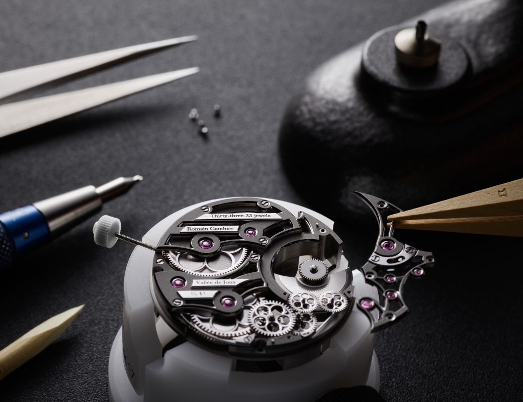 Watchmaker's assembly of the Romain Gauthier Insight Micro-Rotor Squelette