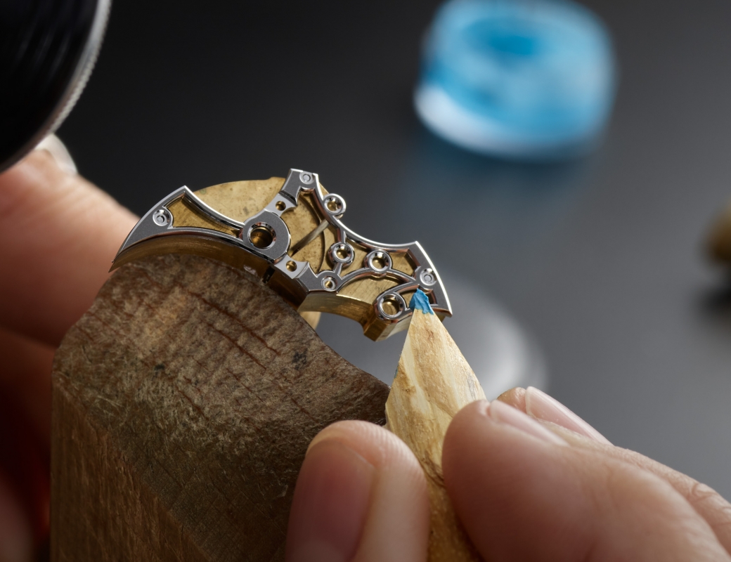 Romain Gauthier angleuse Adeline Audemars polishes a bevel on a bridge from Insight Micro-Rotor Squelette using gentian and diamond paste