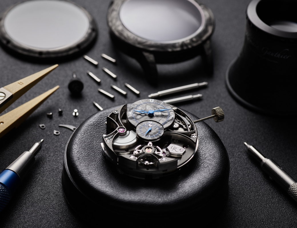 Watchmaker's assembly of the Romain Gauthier Insight Micro-Rotor Squelette Manufacture-Only Carbonium Edition