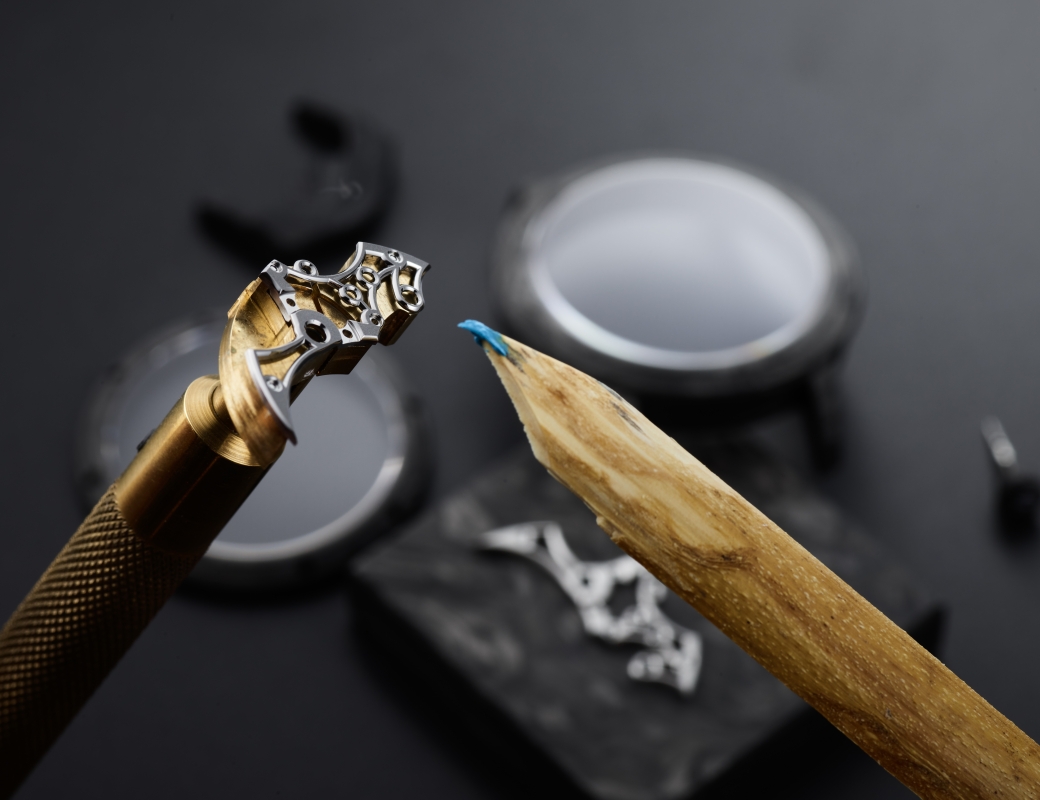 Polishing bevels on a bridge from the Romain Gauthier Insight Micro-Rotor Squelette Manufacture-Only Carbonium Edition with gentian and diamond paste