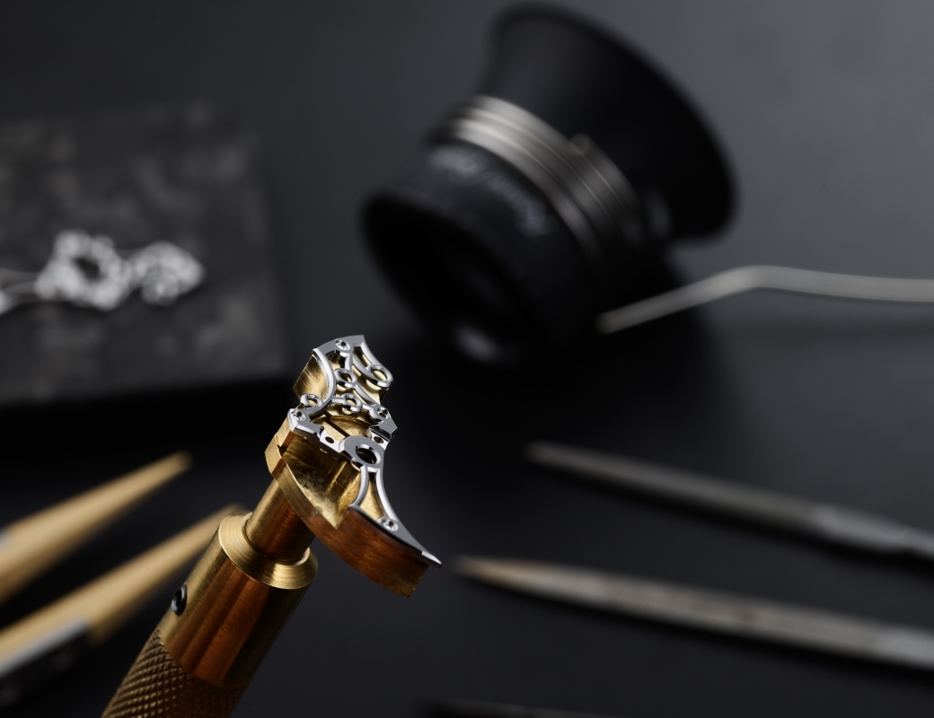 A bridge from the Romain Gauthier Insight Micro-Rotor Squelette Manufacture-Only Carbonium Edition bevelled, softened, smoothed and polished by hand